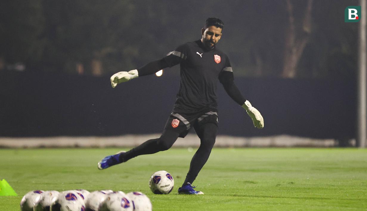 Kiper Timnas Bahrain, Ebrahim Lutfalla melakukan sesi latihan perdana di Lapangan A, Senayan, Jakarta pada Sabtu (22/03/2025) WIB malam.