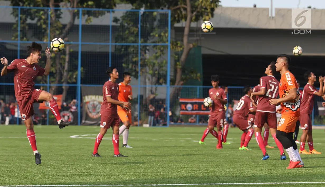 Pemain Persija, Rezaldi Hehanusa (kiri) berlatih umpan bola atas saat latihan perdana musim 2019 di Lapangan Wisma Aldiron, Jakarta, Senin (7/1). 30 pemain ikut dalam latihan perdana yang digelar terbuka. (Liputan6.com/Helmi Fithriansyah)