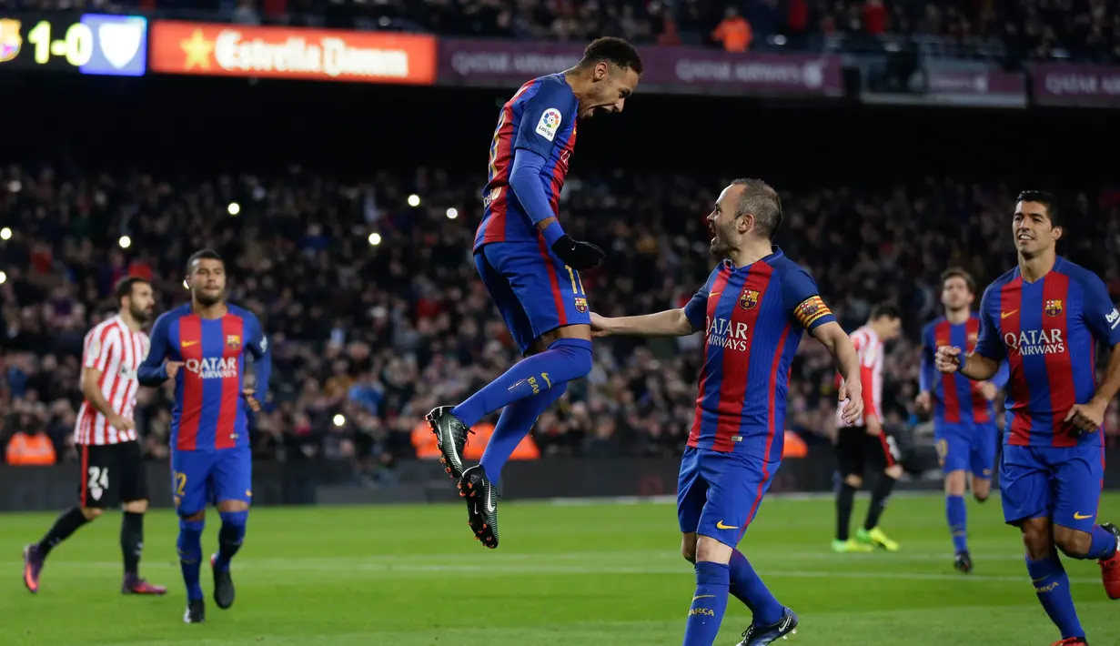 Penyerang Barcelona Neymar melompat kegirangan usai mencetak gol ke gawang Athletic Bilbao di laga Piala Raja, Camp Nou, Barcelona, Kamis (12/1). Barcelona menang 3-1 atas Bilbao. (AP/Manu Fernandez)
