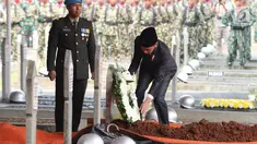 Presiden Joko Widodo meletakan karangan bunga di makam Presiden ke-3 RI Bacharuddin Jusuf Habibie di TMP Kalibata, Jakarta, Kamis (12/9/2019). Habibie wafat pada Rabu (11/9/2019) dalam usia 83 tahun saat menjalani perawatan di RSPAD Gatot Soebroto. (Liputan6.com/Herman Zakharia)