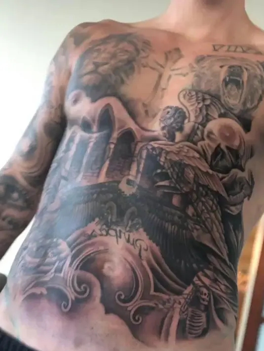 Seorang seniman tato Bang Bang ternyata yang membuat gambar tato jumbo di tubuh pelantun ‘Baby’ tersebut. Kabarnya, membutuhkan waktu selama tiga hari untuk menyelesaikan gambar tato besar itu. (Instagram/justinbieber)