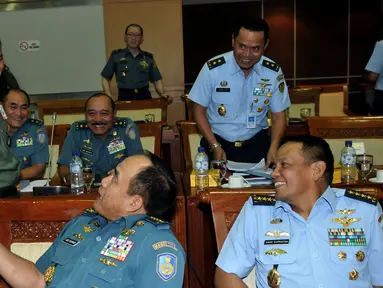 (Ki-ka) Panglima TNI Jend. Gatot Nurmantyo, KSAL Laksamana Ade Supandi, KSAD Jend. Mulyono usai rapat dengan Komisi I di Gedung DPR/MPR, Jakarta, Senin (7/9/2015). Rapat perdana membahas anggaran TNI dan isu pertahanan Indonesia. (Liputan6.com/JohanTallo)