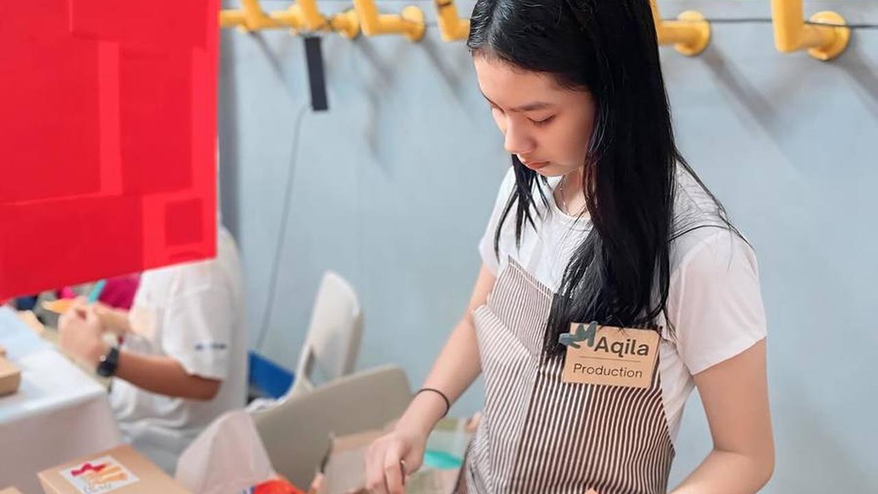 Aqila terlihat menjual 'usaha' kecil-kecilannya, dan sang mama pun tidak melewatkan momen untuk mengabadikannya.