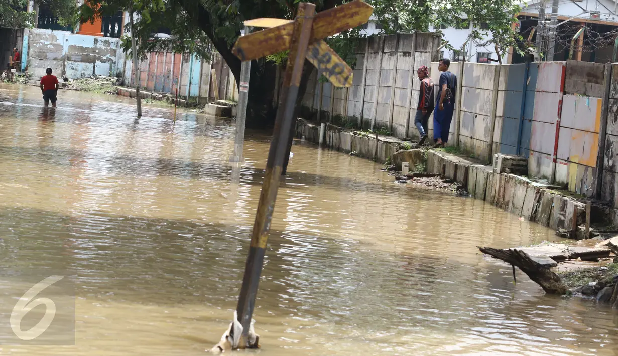 Banjir kiriman menggenangi permukiman kawasan Bukit Duri, Jakarta Selatan, Kamis (16/2). Banjir dengan ketinggian 10 - 80 cm di wilayah Bukit Duri disebabkan meluapnya Bendungan Katulampa, Bogor. (Liputan6.com/Helmi Afandi)