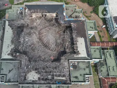 Foto udara runtuhan kubah masjid setelah terbakar di Jakarta Islamic Centre (JIC), Jalan Kramat Tugu, Koja, Jakarta Utara, Kamis (20/10/2022). Kubah Masjid Raya Jakarta Islamic Centre yang memiliki 12 buah lampu kipas khas Betawi dengan berat 1 ton itu ambruk setelah kebakaran hebat pada 19 Oktober 2022. (Liputan6.com/Herman Zakharia)