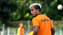 Penampilan gelandang serang Persipura, Zulham Malik Zamrun saat berlatih di Lapangan C Senayan, Jakarta, Selasa (5/5/2015). Latihan tersebut merupakan persiapan jelang AFC 2015 di Bengaluru, India, 12 Mei mendatang. (Liputan6.com/Helmi Fithriansyah)