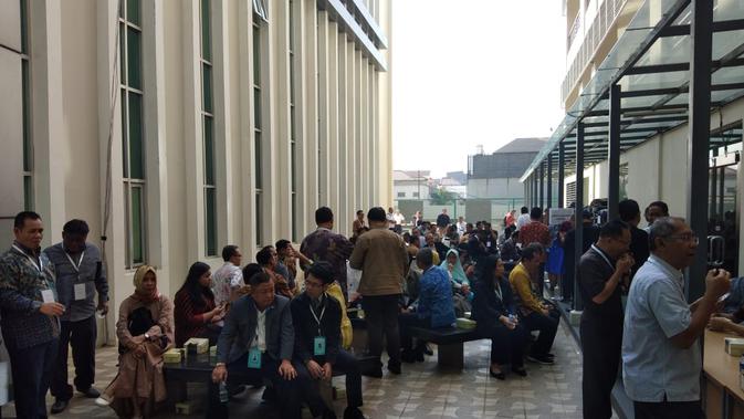 Capim KPK sedang beristirahat di sela uji kompetensi, di Pusdiklat Sekretariat Negara, Jalan Gaharu I, Cilandak, Jakarta Selatan, Kamis (18/7/2019). (Liputan6.com/Ady Anugrahadi)