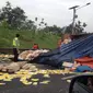 Truk pengangkut barang terguling di Tol Cipularang (TMC Polda Metro Jaya)