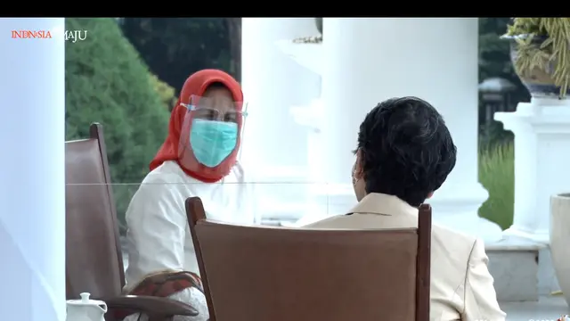 Keakraban Ibu Iriana Jokowi bersama dengan Istri PM Suga, Mariko Suga di beranda Istana Bogor.