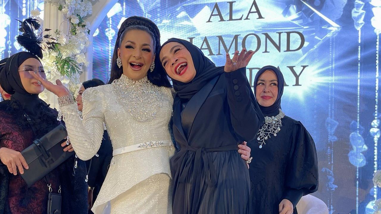 Dalam Balutan Gaun Hitam, Cantiknya Rieta Amilia saat Hadiri Ulang Tahun Ibu Tasya Farasya Ramai Dipuji