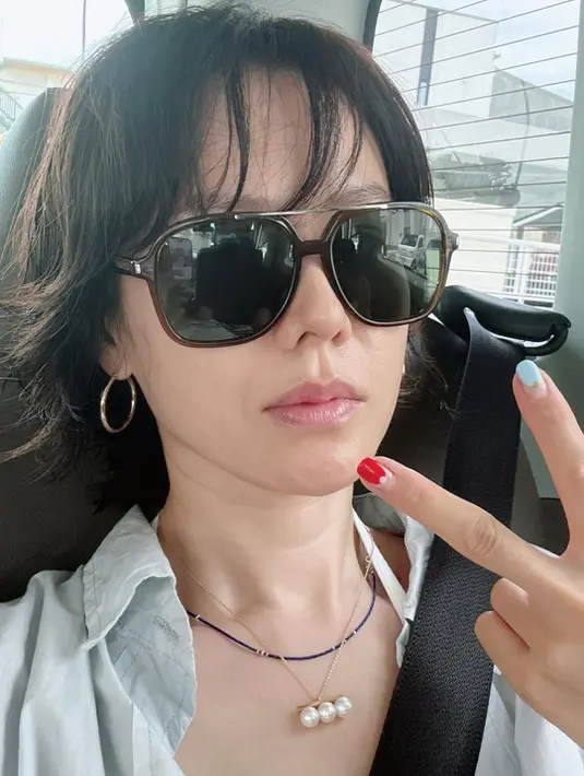 Untuk liburan kali ini, Ye Jin menata rambutnya dengan messy look dan lip gloss [@yejinhand]