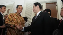 Jokowi yang sudah bersiap di depan pintu Balai Kota, langsung menyambut kedatangan Kishida, Jakarta, Selasa (12/8/14). (Liputan6.com/Herman Zakharia)