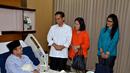 Presiden Joko Widodo (Jokowi) didampingi Ibu Negara, Iriana, bersama putri keduanya, Kahiyang Ayu saat menjenguk BJ Habibie di RSPAD Gatot Soebroto, Jakarta, (28/10/2014). (rumgapres/Agus Suparto)