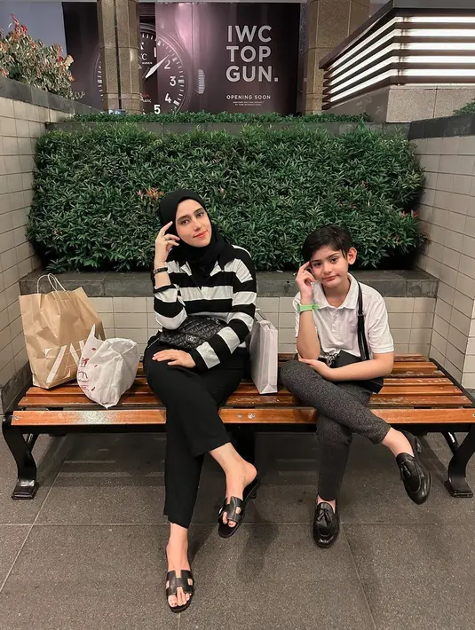 Tahun 2022 lalu, Fairuz A Rafiq menceritakan kesulitannya membesarkan King Faaz seorang diri. Setelah cerai, anaknya saat itu berusia dua tahun butuh banyak biaya. Jangankan untuk beli mainan, untuk membeli kebutuhan pokok seperti susu saja susah. Fairuz banting tulang hingga secara perlahan, kehidupannya menjadi lebih baik. [Instagram/fairuzarafiq]