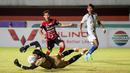Tiga menit kemudian giliran Hari Nur Yulianto yang lepas dari kawalan pemain belakang Bali United berusaha menjebol gawang Bali United yang dijaga Nadeo Argawinata. (Bola.com/Bagaskara Lazuardi)