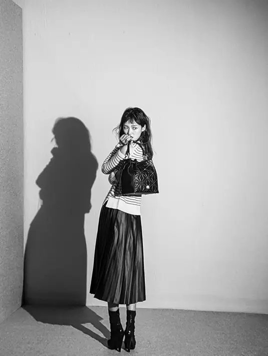 Mengangkat gaya klasik dengan rok pleats disertai kaos lengan panjang dengan motif garis, Jung Chae Yul berhasil tampilkan kesan preppy yang menjanjikan. [Foto: instagram/ Jung Chae Yul]