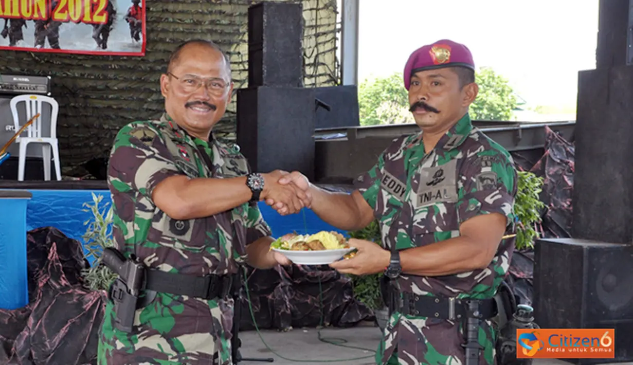 Citizen6, Surabaya: Usai memberikan sambutan, Komandan Pasmar-1 memotong tumpeng dan memberikannya kepada Komandan Yonif-1 Marinir Mayor Marinir Teddy Yulianda Bakri. (Pengirim: roby 110)