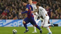 Penyerang Barcelona, Lionel Messi menggiring bola dari kejaran gelandang Real Madrid, Luka Modric pada pertandingan lanjutan La Liga Spanyol di stadion Camp Nou (18/12/2019). Barcelona bermain imbang 0-0 atas Real Madrid. (AP Photo/Emilio Morenatti)