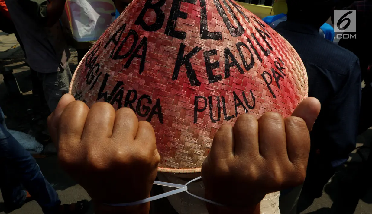 Seorang warga Pulau Pari saat berunjuk rasa di depan Pengadilan Negeri Jakarta Utara, Selasa (8/5). Dalam aksinya mereka menuntut dihentikannya Kriminalisasi terhadap nelayan. (Liputan6.com/Johan Tallo)