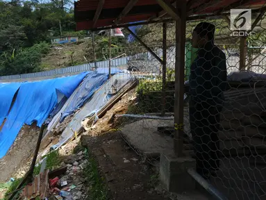 Warga melihat kondisi area lokasi longsor di kawasan Ciloto, Cianjur, Jawa Barat, Sabtu (31/3). Longsor yang terjadi pada Rabu (28/3) lalu diduga adanya pergerakan tanah sehingga menyebabkan longsor. (Liputan6.com/Helmi Fithriansyah)