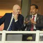 Presiden RI, Jokowi (kanan) dan Presiden FIFA, Gianni Infantino, menonton pembukaan Piala Dunia U-17 2023 di Stadion Gelora Bung Tomo (GBT), Surabaya, pada Jumat (10/11/2023) malam WIB. (Bagaskara Lazuardi/Bola.com)