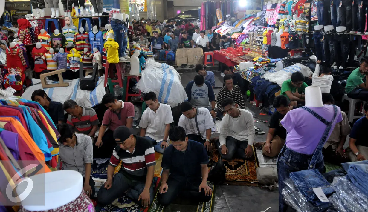 Sejumlah umat muslim melakukan ibadah shalat Jumat di lorong yang menghubungkan Pasar Tanah bang Blok A dan B, Jakarta, Jumat (26/6/2015). Meskipun beribadah di lorong tidak menyurutkan mereka beribadah di bulan Ramadan. (Liputan6.com/Johan Tallo)