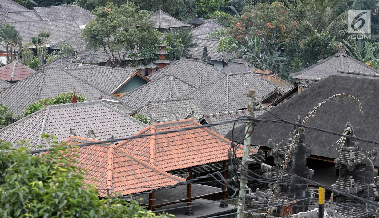 Suasana pemukiman rumah warga kaki Gunung Agung di kawasan Karangasem, Bali, Jumat (1/12). Meski beberapa kali telah diguyur hujan, namun abu vulkanik masih tampak di sejumlah desa di kaki Gunung Agung. (Liputan6.com/Immanuel Antonius)