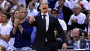 Pelatih Cavaliers, Tyronn Lue berteriak memberikan instruksi saat timnya melawan Toronto Raptors pada final Wilayah Timur NBA Playoffs 2016 di Air Canada Centrer, Selasa (24/5/2016), Toronto, Ontario, Canada. (Vaughn Ridley/Getty Images/AFP)