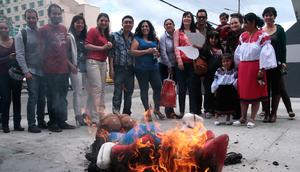 Penduduk Ekuador membuat boneka berbentuk orang yang melambangkan nasib jelek di tahun sebelumnya. Mereka lalu membakarnya di jalan sebagai lambang membuang nasib buruk dan menyambut tahun yang baru dengan keadaan bersih. (AFP PHOTO / Juan Cevallos)