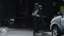 Petugas polisi berjaga di sekitar lokasi tempat pengeboman, Jakarta,  Kamis (14/1/2016). Beberapa ledakan dan suara senjata api terjadi di pusat ibukota Indonesia. (Liputan6.com/Helmi Fitriansyah)