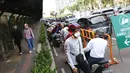 Warga bersama kendaraan antre memasuki kawasan Taman Impian Jaya Ancol, Jalarta, Kamis (29/10/2020). Selain tingginya minat warga berwisata di masa libur panjang, antrean ini juga disebabkan pengalihan buka tutup pintu masuk kawasan Taman Impian Jaya Ancol.  (Liputan6.com/Helmi Fithriansyah)