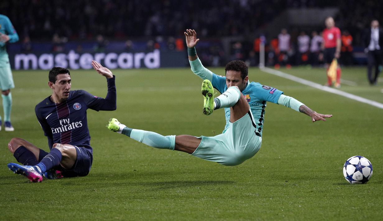 Duel pemain Paris Saint Germain, Angel Di Maria (kiri) dengan pemain FC Barcelona, Neymar (R) pada laga 16 besar Liga Champions di Parc des Princes stadium, Paris, (14/2/2017). Angel Di Maria memborong dua gol bagi PSG. (EPA/Yoan Valat)
