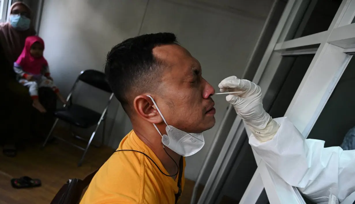Seorang pria menjalani tes virus corona COVID-19 di Banda Aceh, Aceh, Jumat (13/8/2021). Berdasarkan data covid19.acehprov.go.id pada 12 Agustus 2021 hingga pukul 18.00, kasus COVID-19 di Aceh sebanyak 26.309, dalam perawatan 6.208, sembuh 18.970, dan meninggal 1.131. (CHAIDEER MAHYUDDIN/AFP)