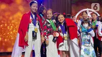 Penyanyi cilik mewakili Indonesia foto bersama usai memborong medali pada Internasional WCOPA 2022 (World Championsips of Performing Arts) untuk kategori Junior di Aneheim, California. (Liputan6.com/HO)