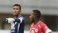 Kiper Semen Padang, Teja Paku Alam, saat melawan Bhayangkara FC pada laga Piala Presiden 2019 di Stadion Patriot, Jawa Barat, Minggu (3/3). Bhayangkara FC menang 4-2 atas Semen Padang. (Bola.com/M Iqbal Ichsan)