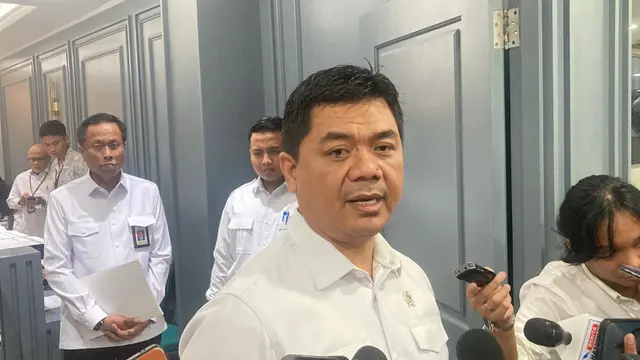 Wakil Menteri Sekretariat Negara (Wamensesneg) Juri Ardiantoro di Kompleks Parlemen Senayan, Jakarta, Kamis (17/7) (Merdeka.com/Nur Habibie)