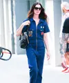 Anne Hathaway tampil mengenakan jumpsuit denim dengan aksen patch. Ia membawa Tas Valentino Garavani Panthea hitam yang  diperkenalkan dalam koleksi Fall Winter 2025/2026 bertajuk Le Méta-Théâtre Des Intimités oleh Creative Director Valentino, Alessandro Michele. [Dok. Valentino]