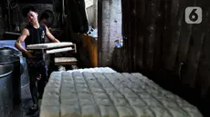 Aktivitas pekerja di salah satu sentra industri kecil pembuatan tahu di Jakarta, Selasa (29/4/2025). (Liputan6.com/Angga Yuniar)