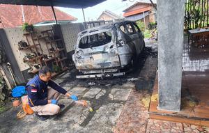 Polisi olah TKP, pria bakar rumah dan mobil istri siri karena tepergok selingkuh dan main judi (Istimewa)