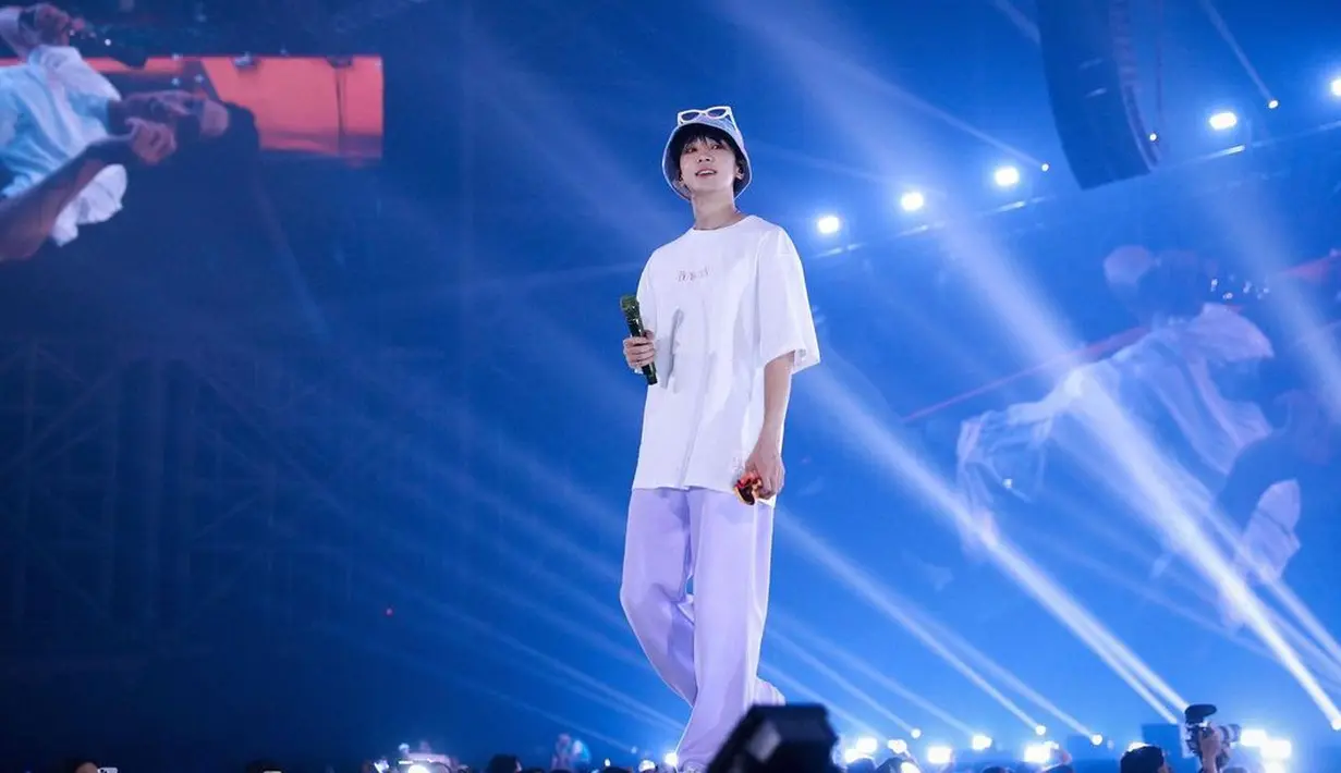 <p>Salah satu daya tarik Wonwoo adalah senyum menawannya. Idol kelahiran tahun 1996 itu sukses memikat hati perempuan karena ramah dan kerap memamerkan senyum indahnya. (FOTO: instagram.com/everyone_woo/)</p>