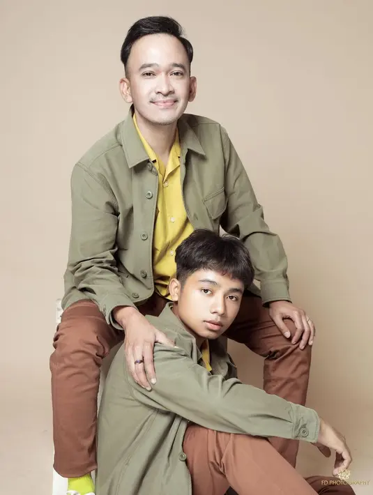 <p>Dengan item fashion basic seperti kemeja dan kaus, bisa menciptakan tampilan stylish. Kuncinya adalah kombinasi warna. (Foto: Instagram @ruben_onsu)</p>