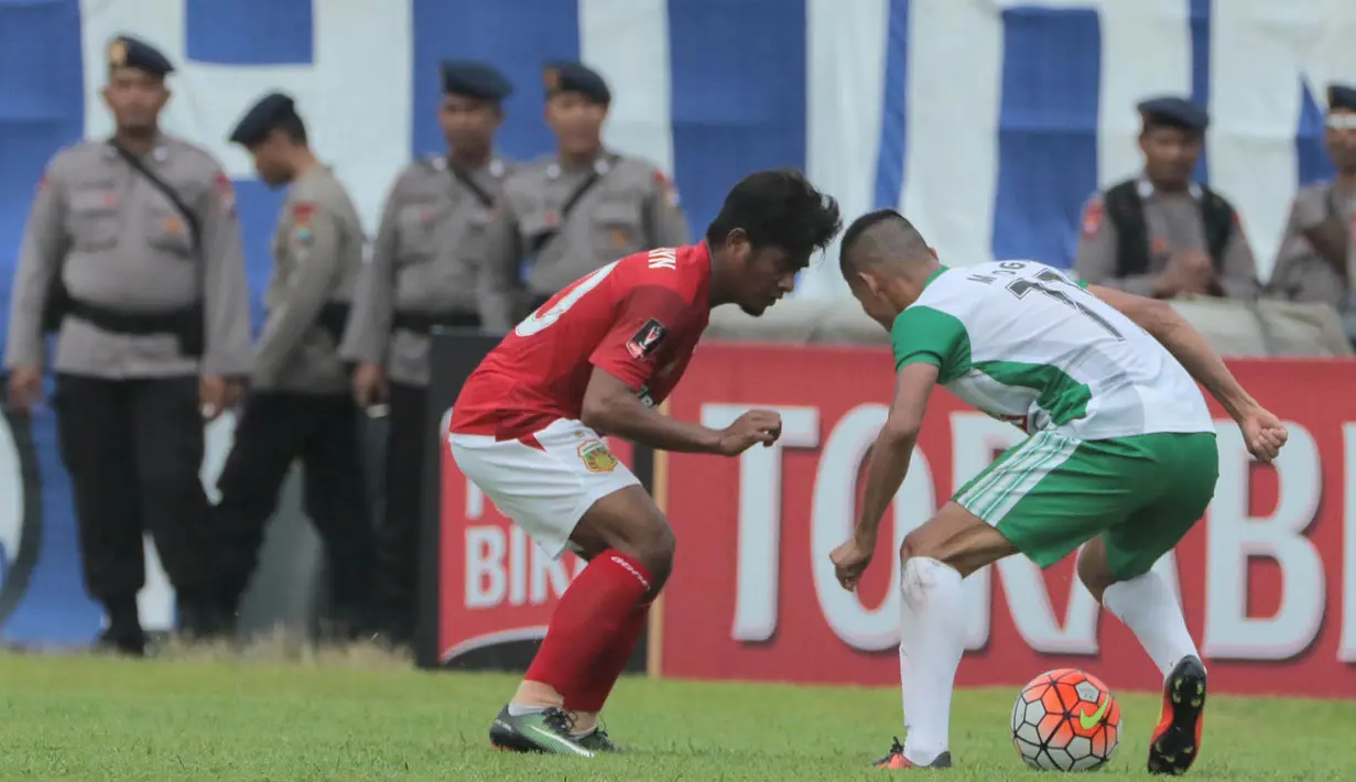 Gelandang Bhayangkara FC, Ilham Udin Armaiyn, mengamati pergerakan pemain PS TNI pada laga Piala Presiden 2017 di Stadion Kanjuruhan, Malang, Sabtu (11/7/2017). Bhayangkara FC menang 2-1 atas PS TNI.(Bola.com/Reza Bachtiar)