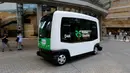 Robot Shuttle saat didemonstrasikan di Tokyo, Jepang, Kamis (7/7). Robot Shuttle adalah bus kemudi otomatis sehingga tak membutuhkan sopir untuk pengoperasiannya. (REUTERS / Toru Hanai)