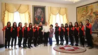 Duta Besar Republik Indonesia untuk Kerajaan Thailand, Rachmat Budiman (tengah), berpose bersama para atlet tim Uber Indonesia 2022. (Istimewa)