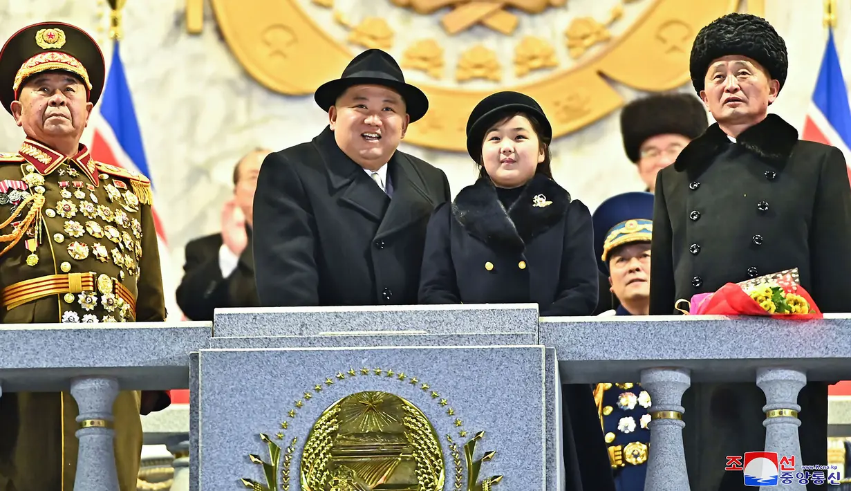 Pemimpin Korea Utara Kim Jong Un (tengah kiri) dan putrinya diduga bernama Ju Ae (tengah kanan) menghadiri parade militer untuk memperingati 75 tahun berdirinya Tentara Rakyat Korea di Lapangan Kim Il Sung, Pyongyang, Korea Utara, 8 Februari 2023. Parade militer besar-besaran tersebut memamerkan perangkat keras terbaru dari persenjataan nuklir Korea Utara yang berkembang pesat. (STR/KCNA VIA KNS/AFP)