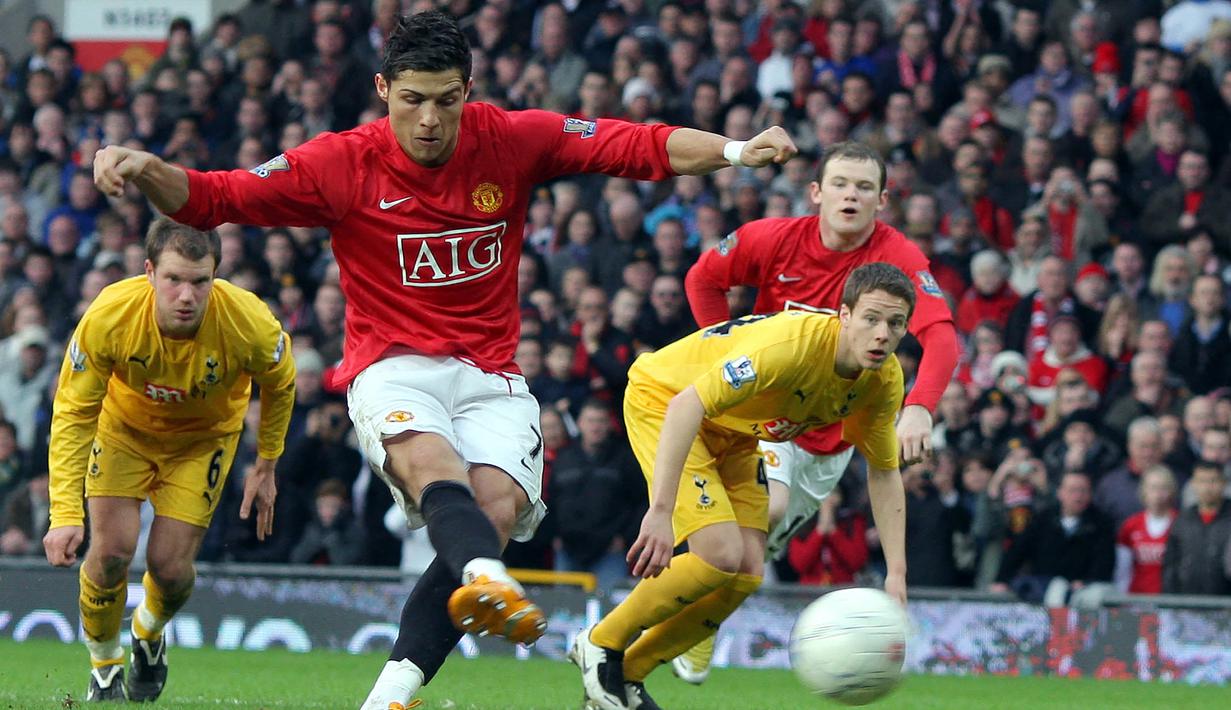 Cristiano Ronaldo. Striker Portugal yang kini kembali memperkuat Manchester United ini menjadi top skor Liga Inggris 2007/2008 dengan mencetak 31 gol. Manchester United meraih gelar Liga Inggris usai mengoleksi 87 poin, unggul 2 poin dari Chelsea sebagai runner-up. (AFP/Andrew Yates)