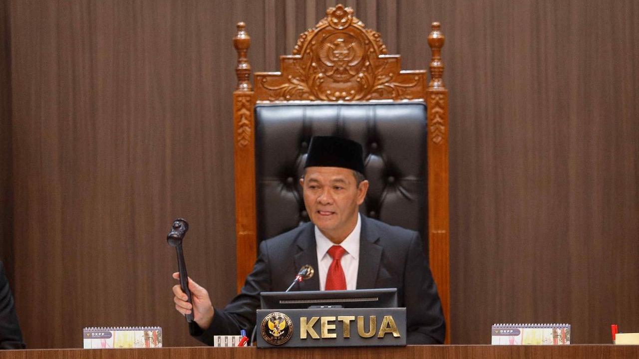FOTO: Tok! DKPP Resmi Pecat Ketua KPU Hasyim Asy'ari karena Kasus Asusila