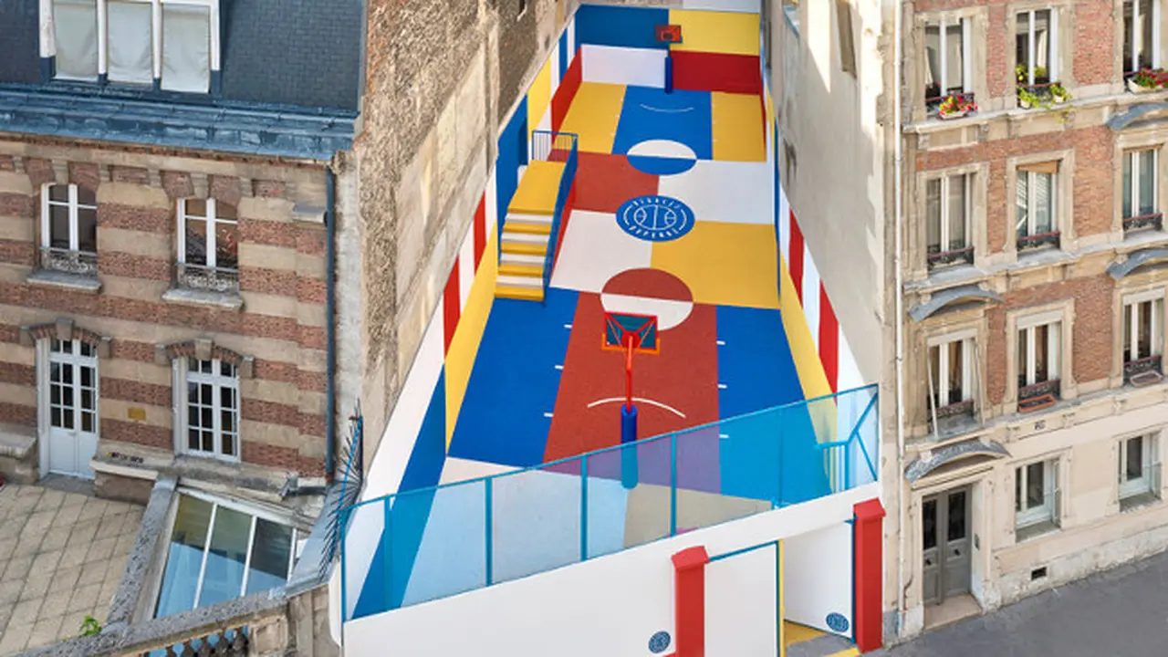 Lapangan Basket Berwarna Di Kompleks Gedung Paris (1408)