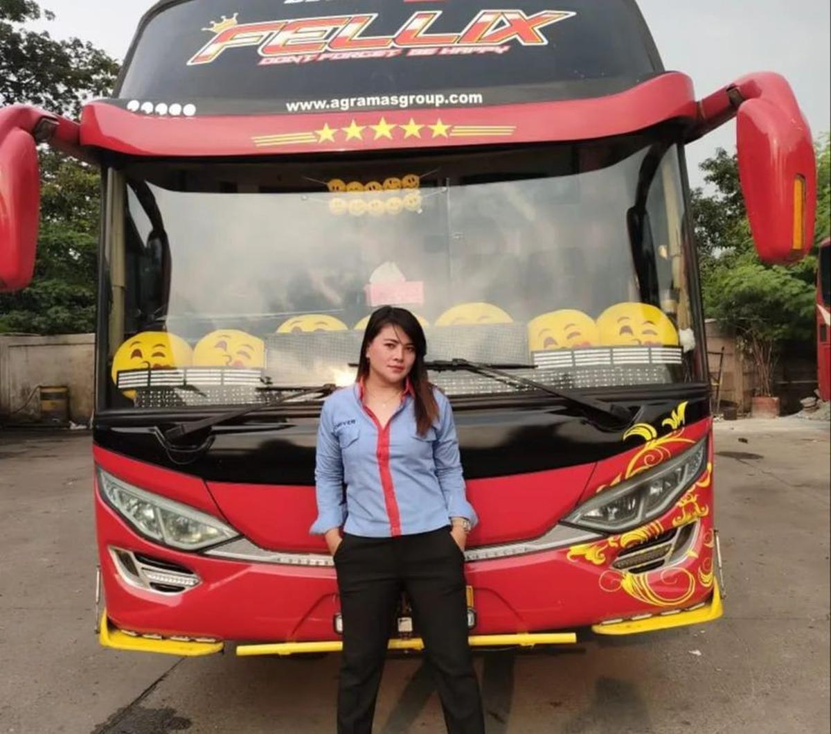 Liena Ozora beberapa waktu lalu sempat berhasil mencuri perhatian masyarakat luas. Bagaimana tidak, wanita cantik ini berprofesi sebagai sopir bus. Diketahui, Liena Ozora adalah sopir bus PO Agra Mas. <br>