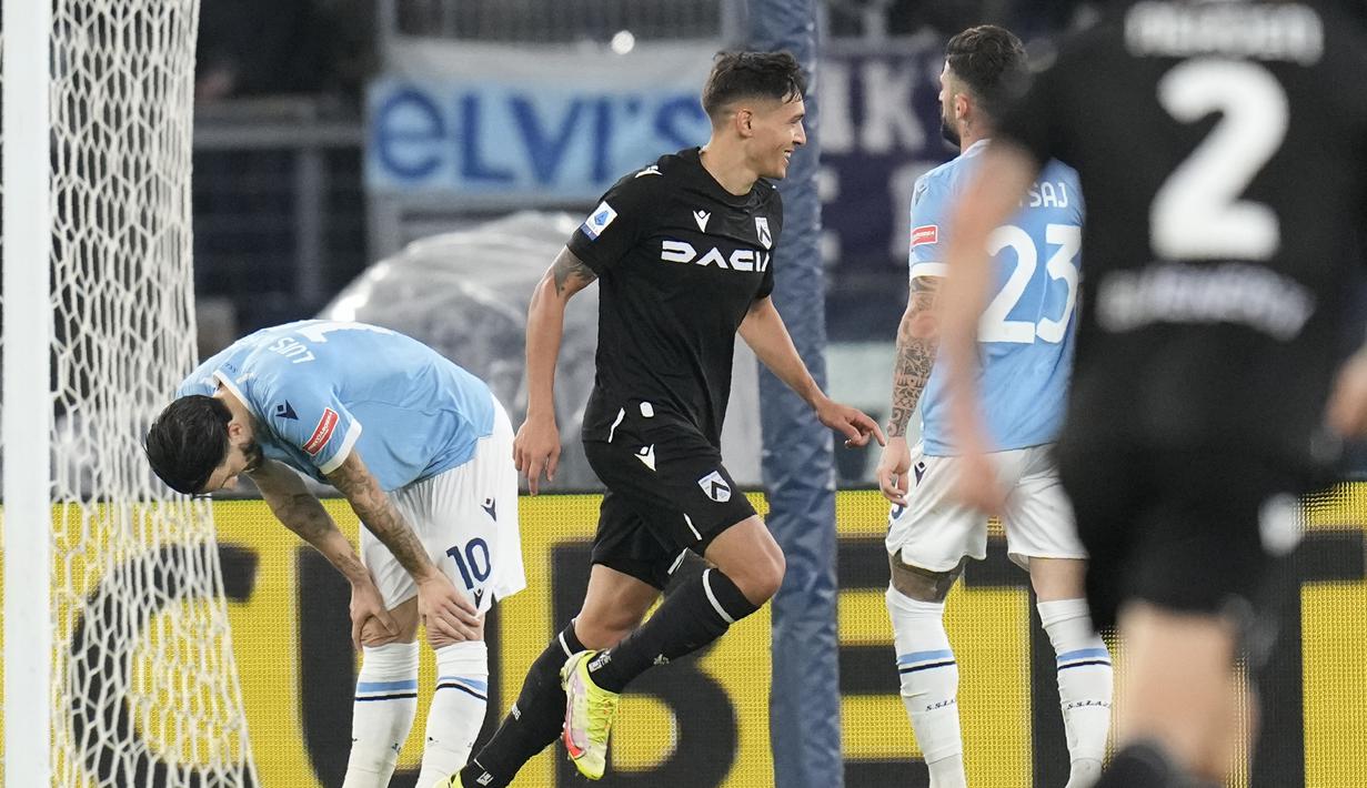 Menjelang babak pertama usai, tepatnya di menit ke-44 pertahanan Lazio kembali lengah saat lini depan fokus menyerang. Udinese kembali menjauh 3-1 lewat gol yang dicetak Nahuel Molina. (AP/Gregorio Borgia)